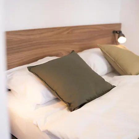 Elegant Very Berry In Center By Renters 아파트 포즈난