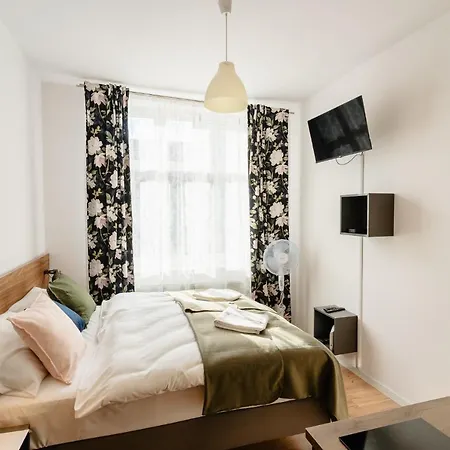Elegant Very Berry In Center By Renters * 포즈난