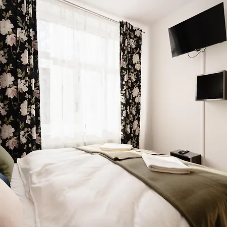 Апартаменти Elegant Very Berry In Center By Renters