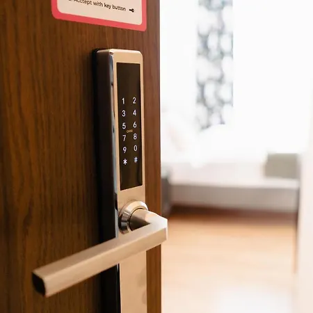 Elegant Very Berry In Center By Renters Daire *