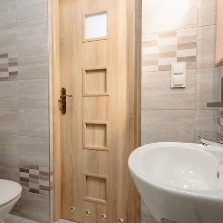 Elegant Very Berry In Center By Renters Познань