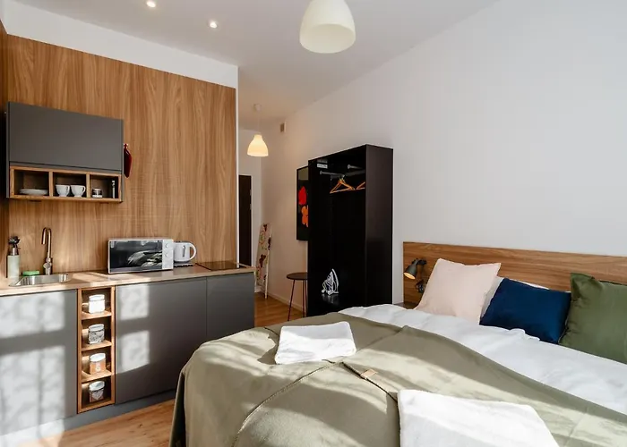 Elegant Very Berry In Center By Renters