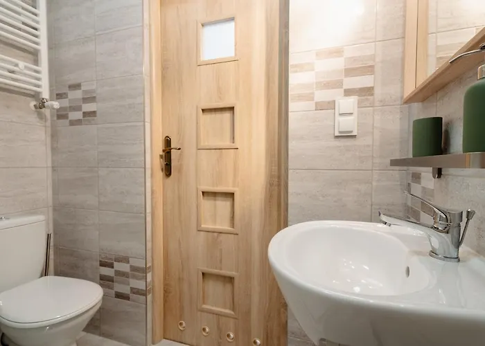 Elegant Very Berry In Center By Renters Posen